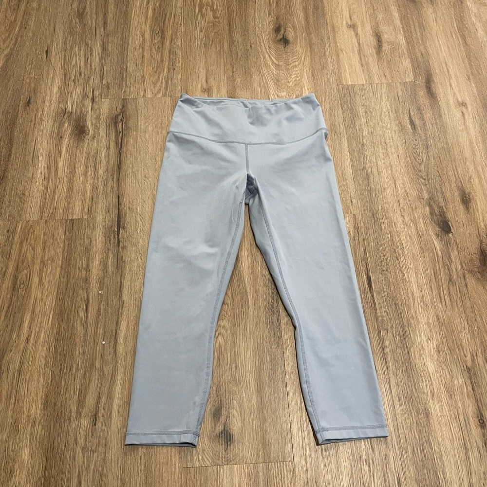 Yogalicious Lux Capri Leggings(M). Only worn once. 83% Polyester 17% Spandex.